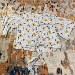 Floral light flowy crop blouse sz small Maurices ladies women top shirt v neck